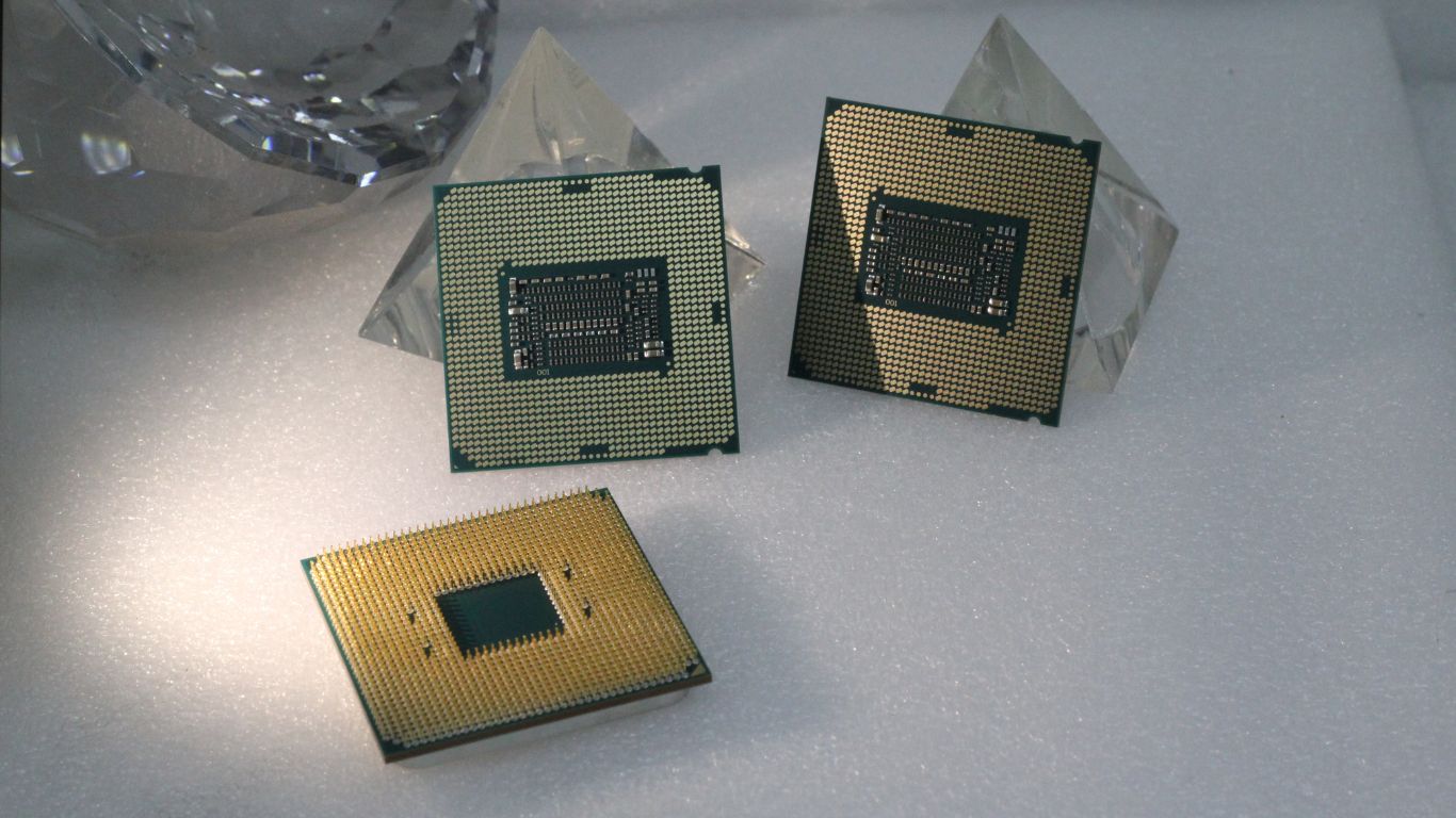 AMD vs Intel în 2024: Cele mai bune procesoare - AlienStore