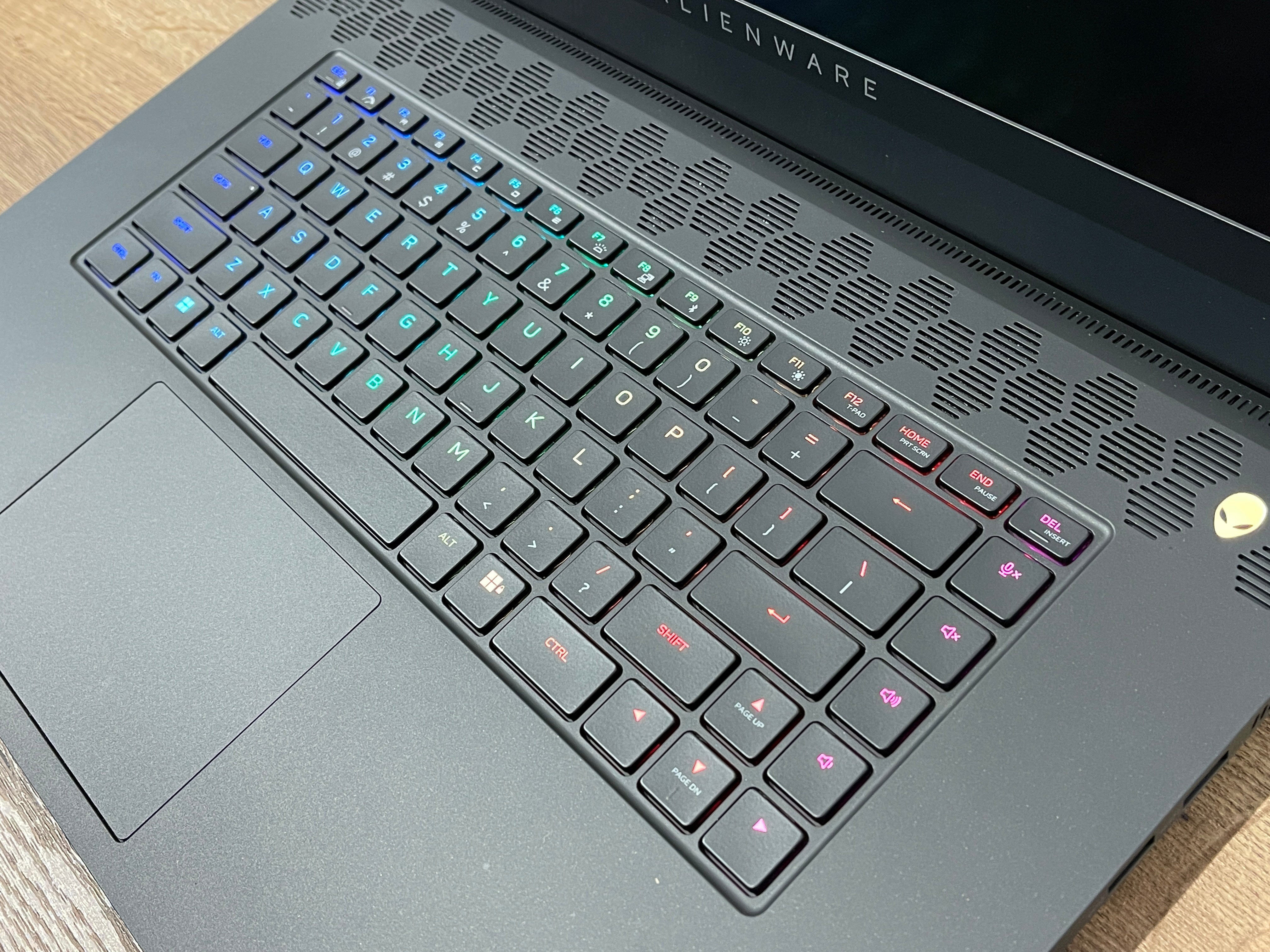 Laptop Gaming Dell ALIENWARE M17 R5 17.3" UHD 120HZ AMD Ryzen 9 6900HX 32GB Radeon 6850M XT 12GB 2TB | ALIENSTORE