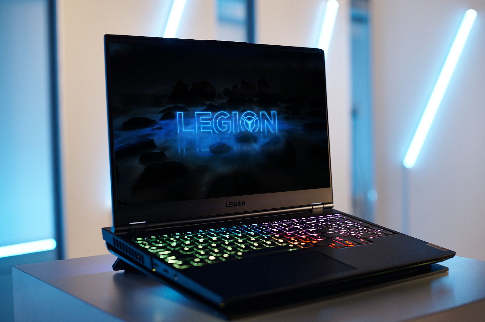Laptop Gaming Lenovo Legion Pro 7 16AFR10H 16" OLED AMD Ryzen 9 9955HX3D 64GB Nvidia RTX 5080 16GB 1TB