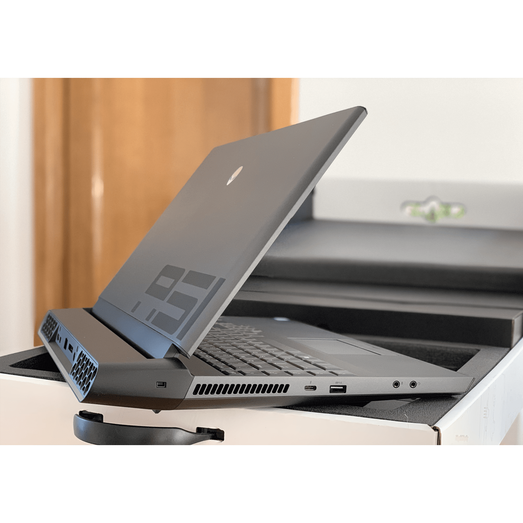 Laptop Gaming Alienware Area 51m 17.3" 144Hz i9-9900K 8-Core 32GB Ram Nvidia RTX 2080 8GB 2x 512GB (Raid 0) + 1TB