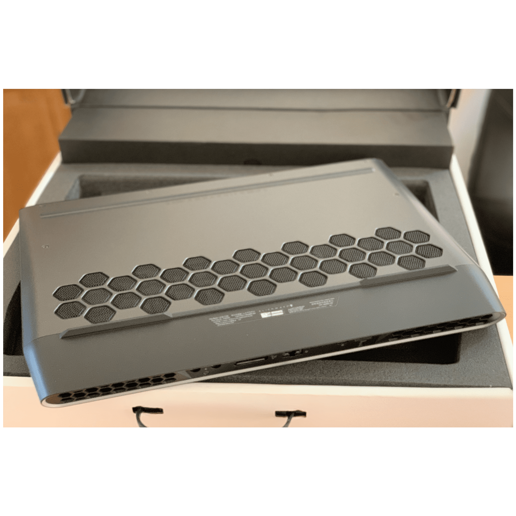 Laptop Gaming Alienware Area 51m 17.3" 144Hz i9-9900K 8-Core 32GB Ram Nvidia RTX 2080 8GB 512GB (Raid 0) + 1TB