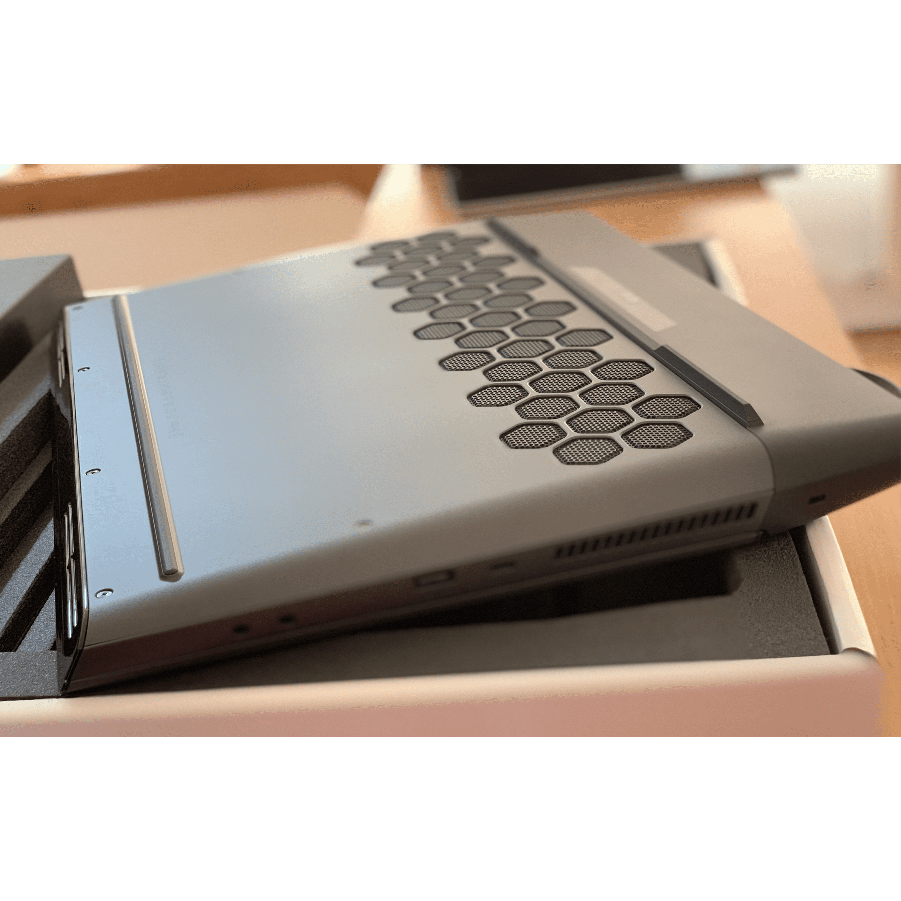 Laptop Gaming Alienware Area 51m 17.3" 144Hz i9-9900K 8-Core 32GB Ram Nvidia RTX 2080 8GB 2x 512GB (Raid 0) + 1TB