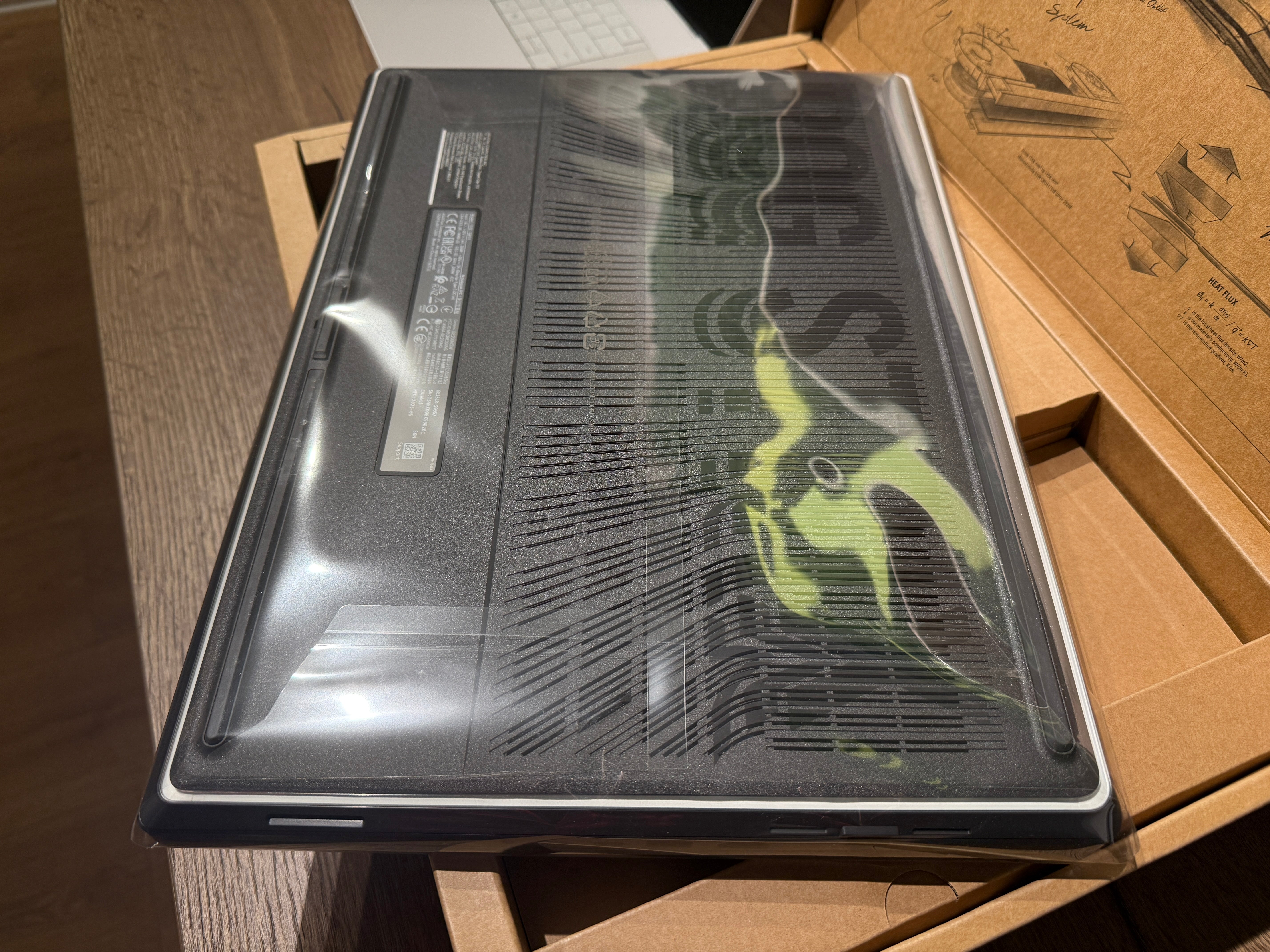 Laptop Gaming Asus ROG Strix G18 G815LR 18" QHD+ 240Hz Ultra 7 255HX 32GB GeForce RTX 5070 Ti 12GB 1TB