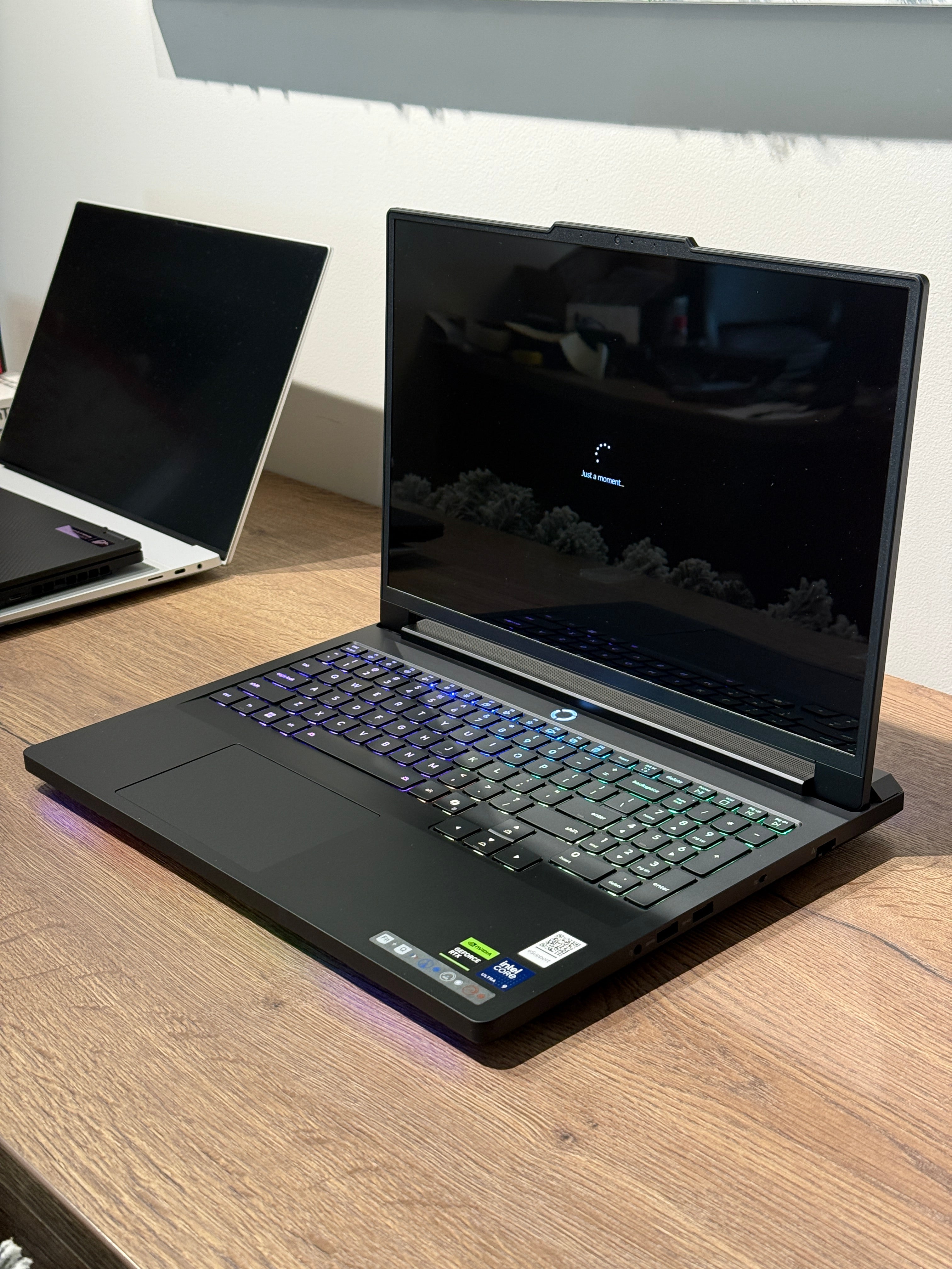 Laptop Gaming Lenovo Legion Pro 7 16IAX10H 16" OLED 240Hz Ultra 9 275HX 32GB Nvidia RTX 5080 16GB 2TB