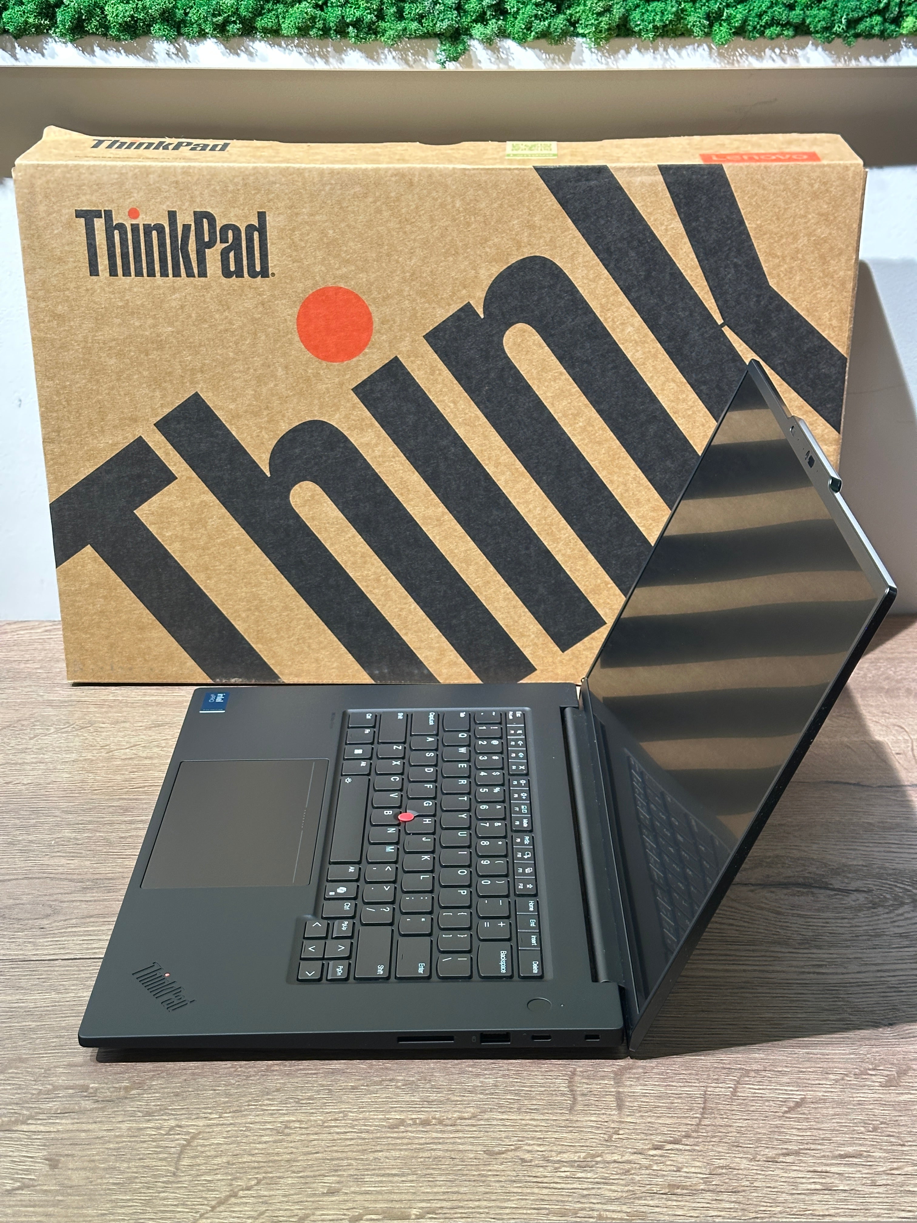 Laptop Lenovo ThinkPad P1 cu procesor Intel Ultra 9 de la AlienStore
