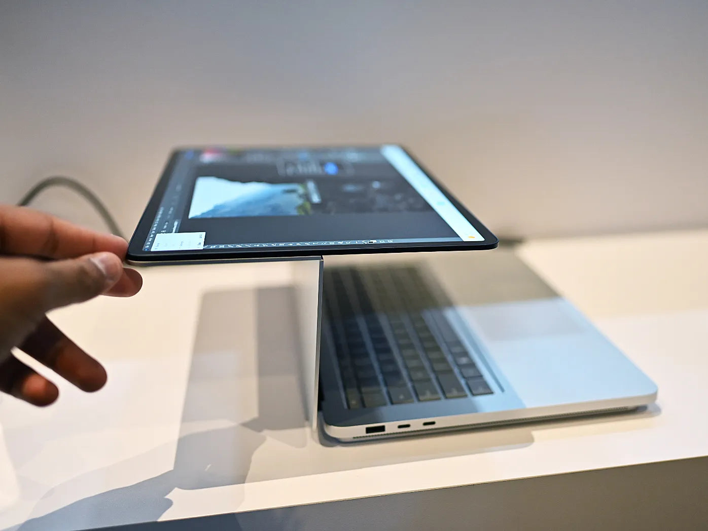 Surface Laptop Studio 2-in-1 14.4-inch 120Hz i7-11370H 32GB Ram Nvidia RTX A2000 4GB 1TB SSD Win11