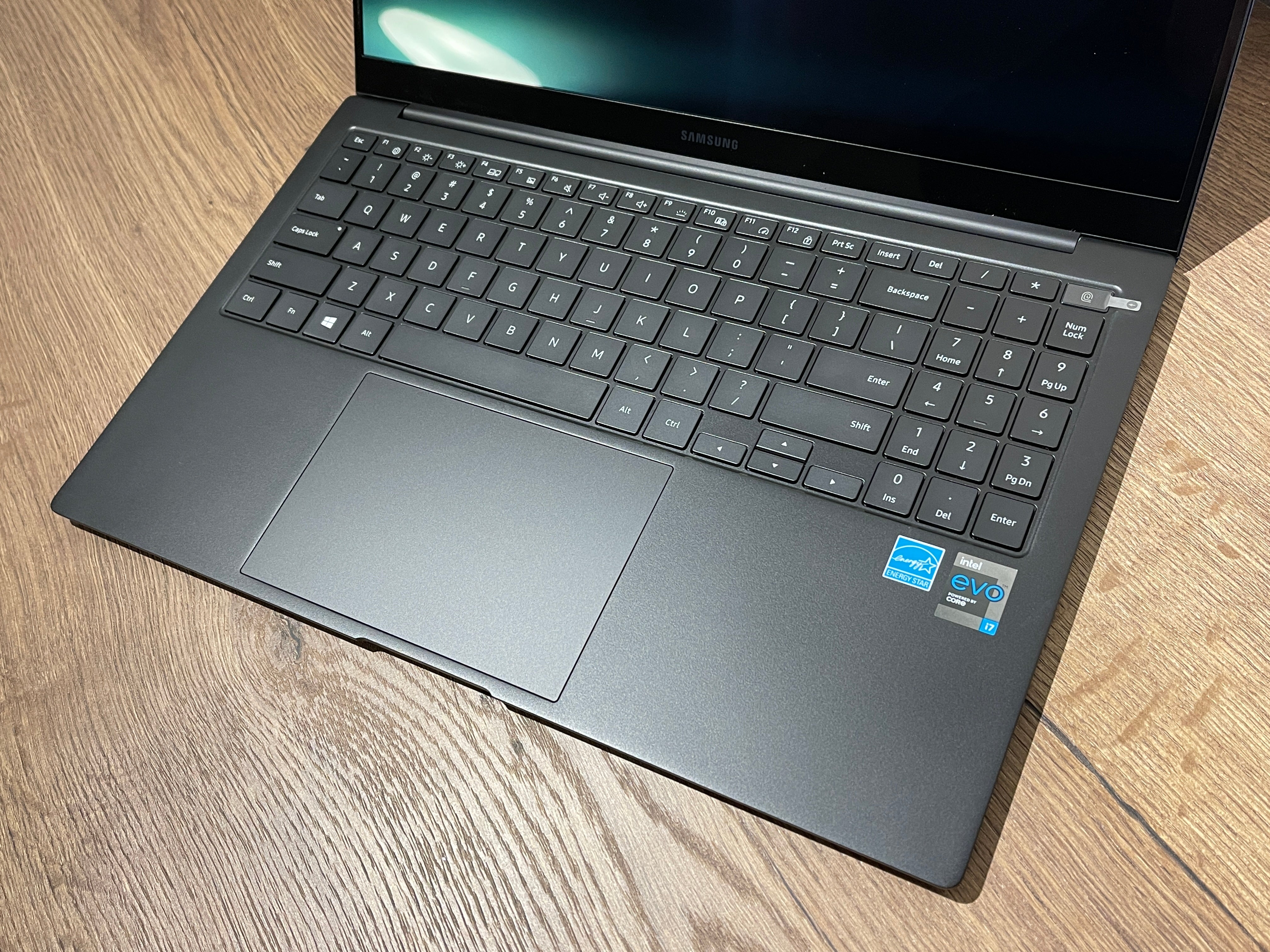 Ultrabook Samsung Galaxy Book Pro 15 AMOLED Intel EVO i7-1165G7 16GB 1TB Iris XE 1kg 11mm 20 ore | ALIENSTORE