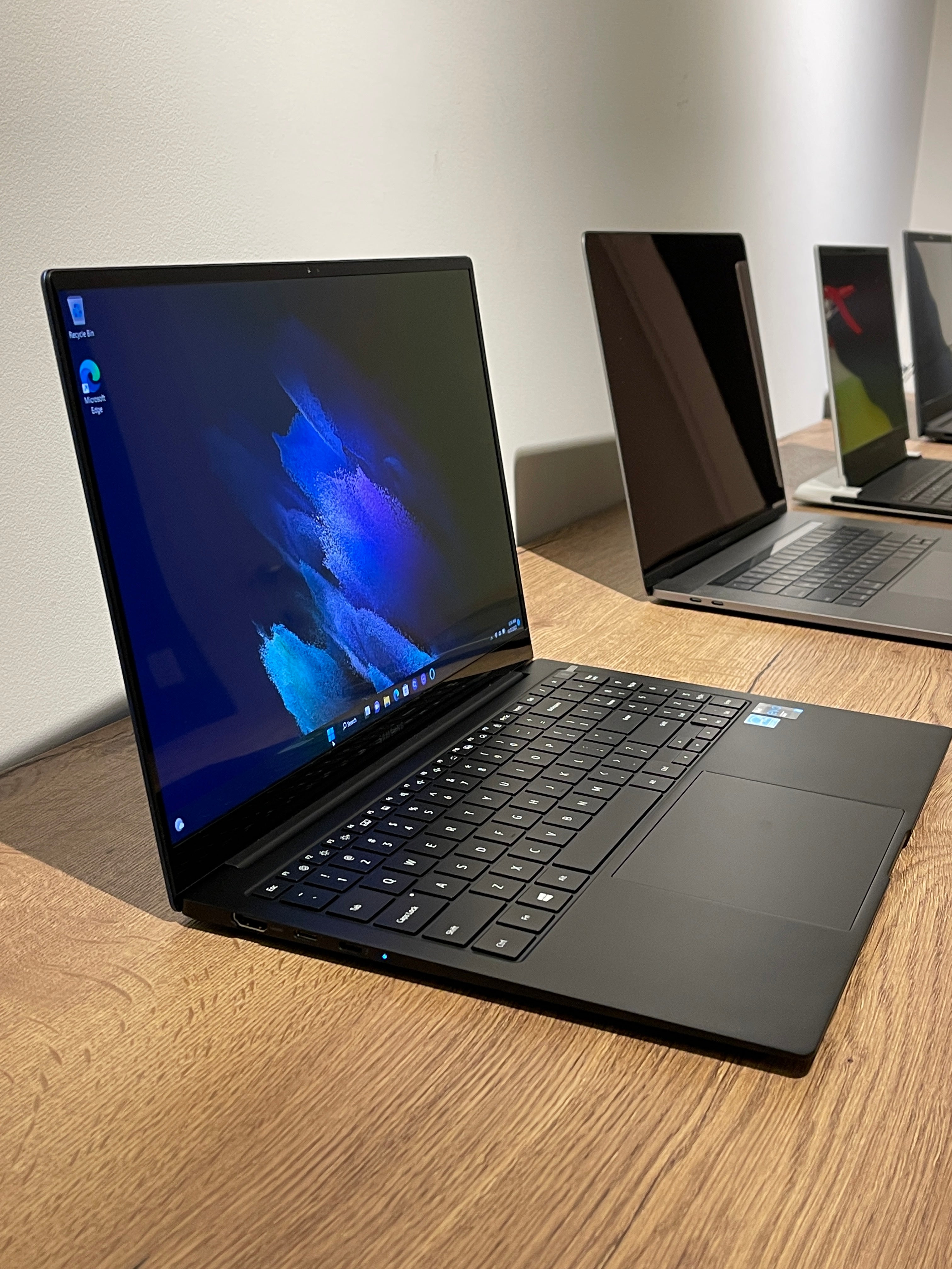 Ultrabook Samsung Galaxy Book Pro 15 AMOLED Intel EVO i7-1165G7 16GB 1TB Iris XE 1kg 11mm 20 ore | ALIENSTORE